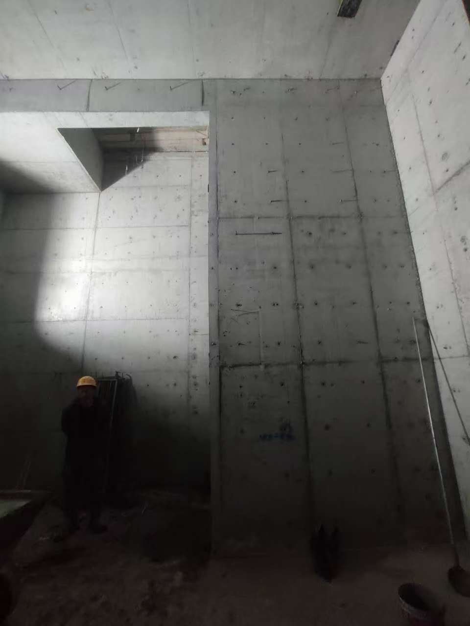 工业园区墙上开槽钢筋断了有影响吗